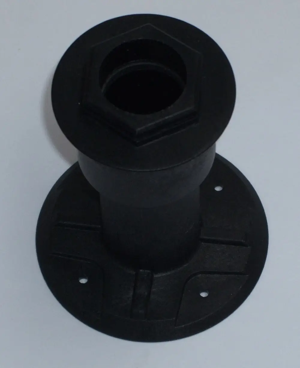 Schwarzer Kunststoffadapter mit hexagonalem oberen Ende und runder Basis zur Montage, möglicherweise für Daikin Systeme zur Durchleitung von Füllstandsanzeigen.